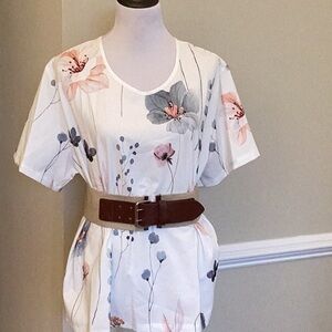 Plus size 1X.  Beautiful pale floral print short sleeve blouse.  Straight cut.